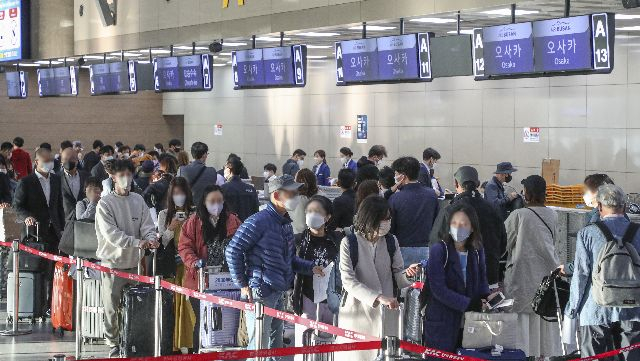 부산 김해국제공항 국제선 청사가 비행기를 타려는 승객들로 활기를 띠고 있다. 부산일보DB