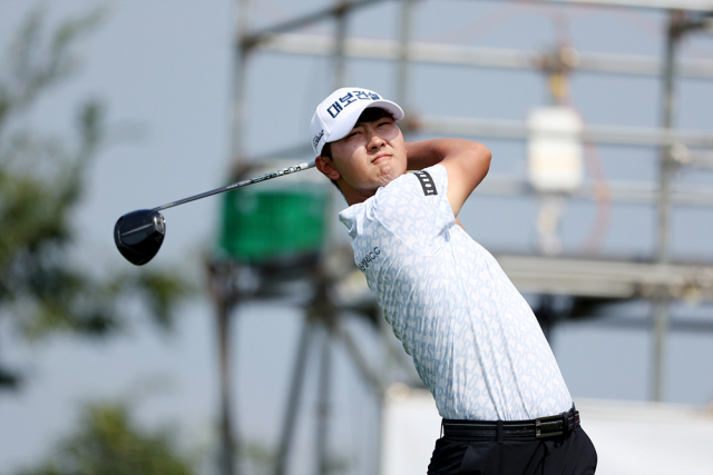한국프로골프 코리안투어 고군택이 14일 개막하는 비즈플레이 전자신문 오픈에서 시즌 4승 도전에 나선다. 지난주 막을 내린 제39회 신한동해오픈 최종 라운드 당시 고군택의 모습. 연합뉴스