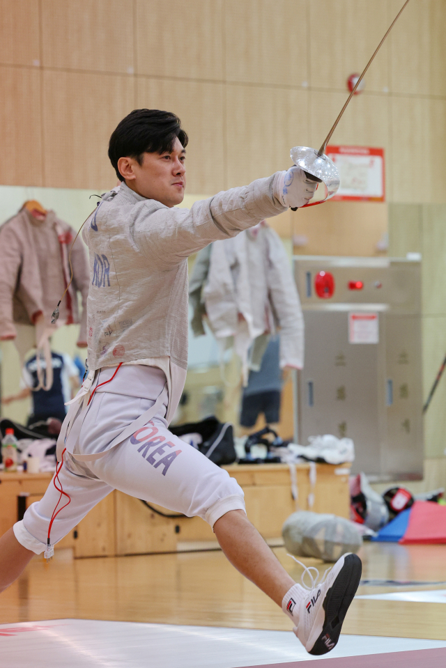 남자 펜싱 간판 선수인 구본길은 오는 23일 개막하는 제22회 항저우 아시안게임 개회식 기수 겸 선수단 주장으로 나선다. 연합뉴스