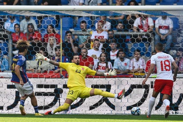 일본 축구 대표팀의 나카무라 게이토가 13일(한국시간) 벨기에 헹크에서 열린 튀르키예와의 평가전에서 골을 넣고 있다. 일본이 튀르키예에 4-2로 이겼다. AFP연합뉴스