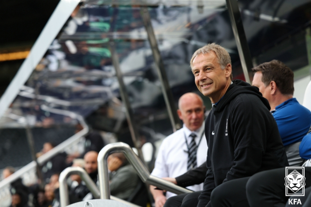 한국 축구 대표팀의 위르겐 클린스만 감독이 13일(한국시간) 영국 뉴캐슬의 세인트 제임스 파크에서 열린 사우디아라비아와의 친선 경기에서 경기장을 바라보고 있다. 대한축구협회 제공