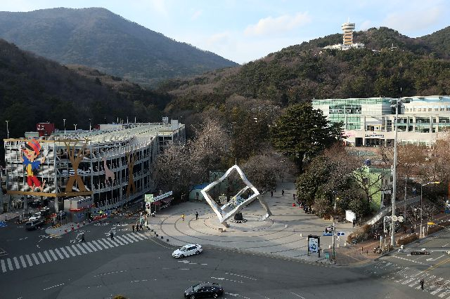 초읍동 어린이대공원 광장 조형물. 부산일보DB