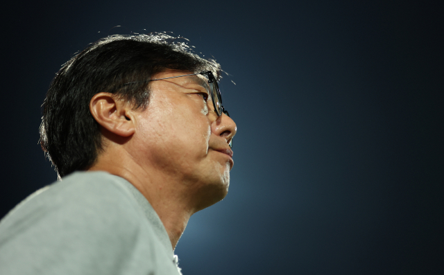 12일 창원축구센터에서 열린 2024 아시아축구연맹(AFC) 23세 이하(U-23) 아시안컵 조별예선 B조 3차전 미얀마와의 경기에 앞서 한국 올림픽 대표팀의 황선홍 감독이 생각에 잠겨 있다. 연합뉴스