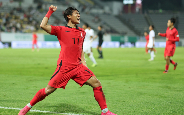 한국 올림픽 대표팀의 정상빈이 12일 창원축구센터에서 열린 2024 아시아축구연맹(AFC) 23세 이하(U-23) 아시안컵 조별예선 B조 3차전 미얀마와의 경기에서 동료 전병관이 골을 넣자 기뻐하고 있다. 연합뉴스