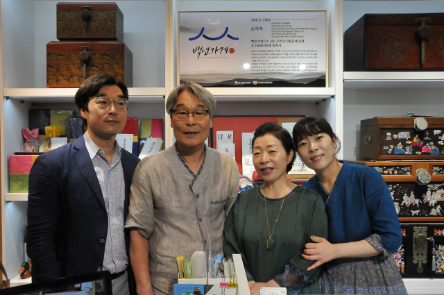 송학사 김현우 대표와 김건식 원장, 이영자 대표, 김현정(왼쪽부터) 실장이 포즈를 취하고 있다.