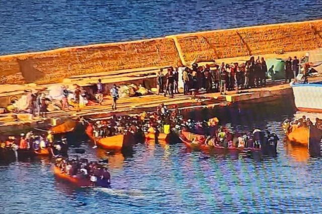 이탈리아 람페두사섬에 상륙한 보트 피플. 안사(ANSA) 통신 캡처