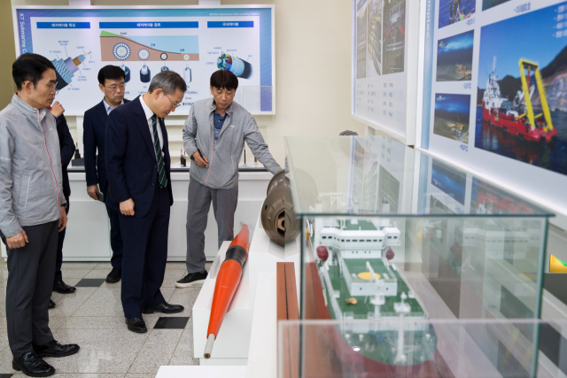 이종호 과학기술정보통신부 장관이 14일 부산 해운대구 KT 부산국제통신센터 홍보관에서 양동호 팀장으로부터 해저케이블 장비에 대한 설명을 듣고 있다. 과기정통부 제공
