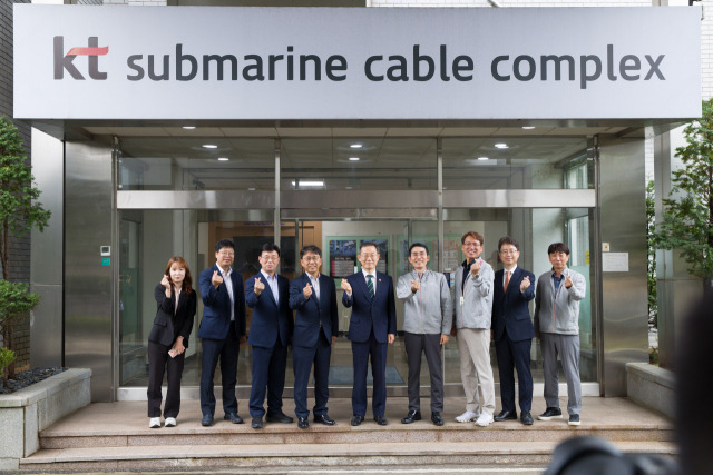 이종호 과학기술정보통신부 장관이 14일 부산 해운대구 KT 부산국제통신센터를 방문해 센터 관계자들과 기념 촬영하고 있다. 과기정통부 제공