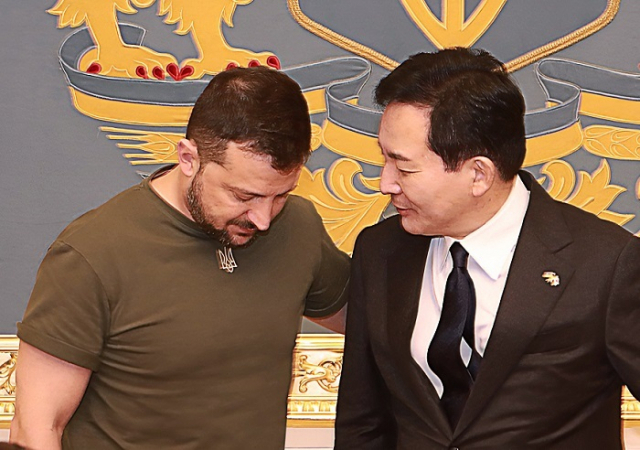 국토교통부는 한국 재건협력단과 우크라이나 정부가 공동으로 우크라이나 수도 키이우 현지에서 '한-우 재건협력 포럼'을 열어 양국 정부가 중점 추진할 6대 프로젝트를 발표했다. 사진은 지난 9월 젤렌스키 우크라이나 대통령과 대화 나누는 원희룡 국토부 장관. 국토부 제공