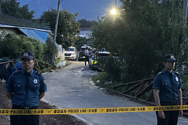 15일 오후 전남 영암군 영암읍 한 주택에서 50대 남성 김 모 씨, 그의 아내, 모두 장애를 앓고 있는 20대 아들 3명 등 일가족 5명이 숨진 채 발견됐다. 경찰이 사건 현장의 이어지는 길목을 통제하고 있다. 연합뉴스