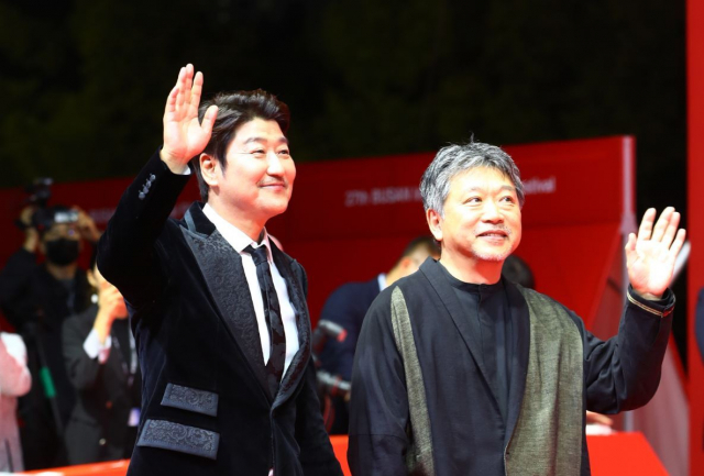 2022년 제27회 부산국제영화제(BIFF) 개막식에 고레에다 히로카즈(오른쪽) 감독과 함께 참석한 배우 송강호(왼쪽). 올해는 BIFF 호스트를 맡아 주요 손님을 맞이할 예정이다. 정종회 기자 jjh@