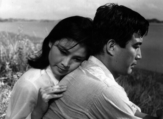 제28회 부산국제영화제(BIFF)에서 특별 상영하는 ‘안개’ 스틸 컷. 올해 타계한 고 윤정희 배우 출연작이다. BIFF 제공