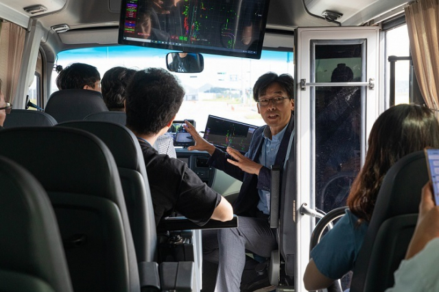 한국교통안전공단 자동차안전연구원 K-City 연구처 최인성 처장이 자율주행 차량에 탑승해 자율주행 방식에 대해 설명하고 있다.