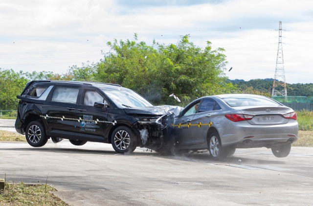 자동차안전연구원에서 시행된 차량 충돌실험. 쏘나타 차량이 시속 80km로 달리다 멈춰이는 카니발 차량을 충격하는 실험을 진행했다. 교통안전공단 제공