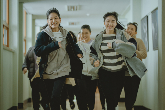 제28회 부산국제영화제(BIFF) ‘한국영화의 오늘: 파노라마’ 부문에 선정된 ‘괜찮아 괜찮아 괜찮아!’ 스틸 컷. BIFF 제공