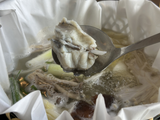 일본식 종이나베(냄비)로 끓여 낸 ‘마루신’의 활참복 샤브. 살코기가 적당히 쫄깃하면서 부드럽다.