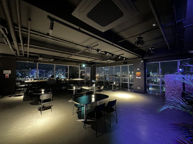 와일드웨이브 브루어리에서 운영하는 레스토랑 ‘사우어 영도’ 전경. 특히 야경이 아름답다.