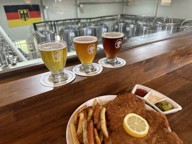 독일인 오너브루어가 운영하는 ‘툼브로이’ 2층 브루펍. 독일 남부의 정통 맥주 라인업과 ‘슈니첼’(아래) 등 독일식 안주류를 만날 수 있다.