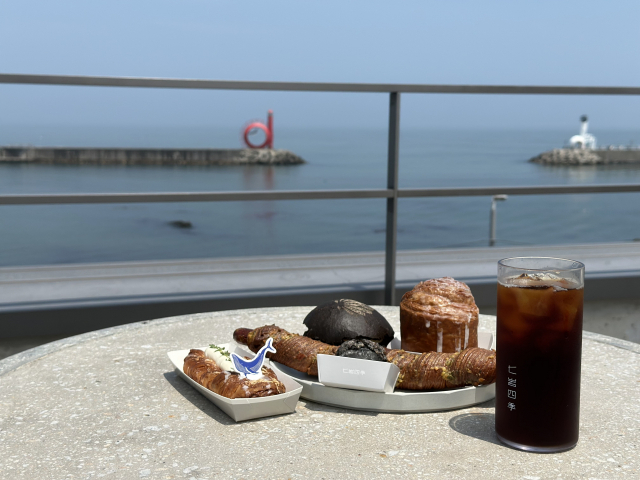 부산 기장군 베이커리 카페 '칠암사계'의 루프톱. 이흥용 제과명장의 빵을 함께 즐길 수 있다.