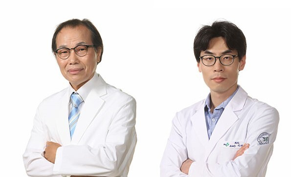 부산대병원 유방외과 배영태(왼쪽) 전 교수와 이석원 교수. 부산대병원 제공