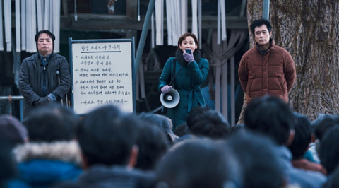 엄태화 감독의 영화 ‘콘크리트 유토피아’ 스틸 컷. 롯데엔터테인먼트 제공