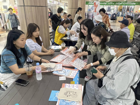 부산시설공단-부산진구보건소, 부전몰 광장서 ‘치매인식개선 캠페인’ 열어