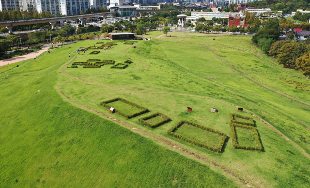 고대 문명 가야를 대표하는 고분 유적 7곳을 묶은 ‘가야고분군’이 유네스코 세계유산에 등재됐다. 경남 김해 대성동고분군(사진)과 함안 말이산고분군 등 가야고분군이 등재되면서 우리나라가 보유한 세계유산은 16건으로 늘었다. 정종회 기자 jjh@