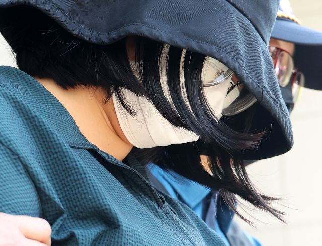 또래 여성을 살해하고 시신을 유기한 혐의를 받는 정유정(23)이 지난 6월 부산 동래경찰서에서 검찰로 송치되고 있다. 연합뉴스