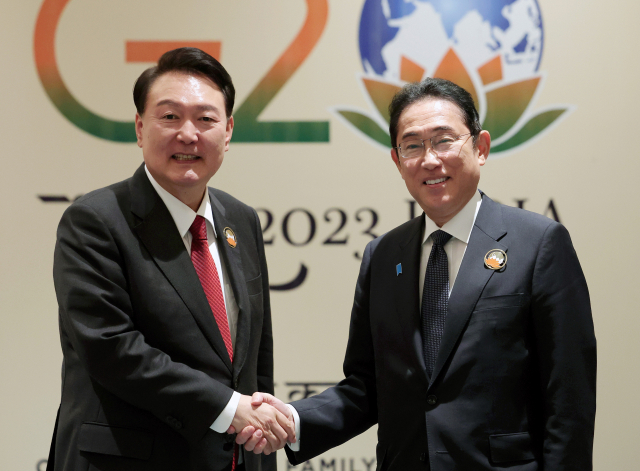 윤석열 대통령(왼쪽)과 기시다 후미오 일본 총리와 악수하고 있다. 연합뉴스