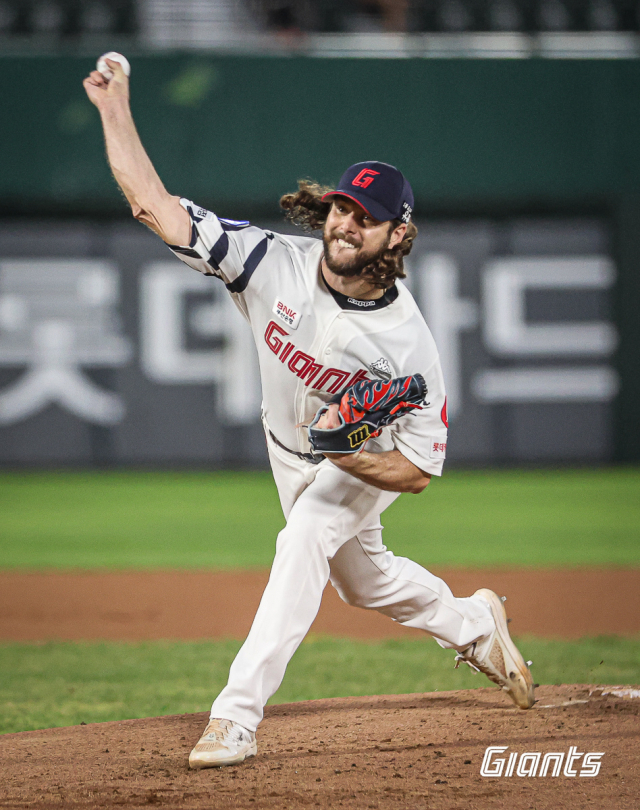 롯데 자이언츠 투수 애런 윌커슨은 19일 부산 사직구장에서 열린 키움 히어로즈와의 시즌 마지막 경기에서 6이닝 2실점(자책점 0)의 퀄리티 스타트를 기록했다. 롯데 자이언츠 제공
