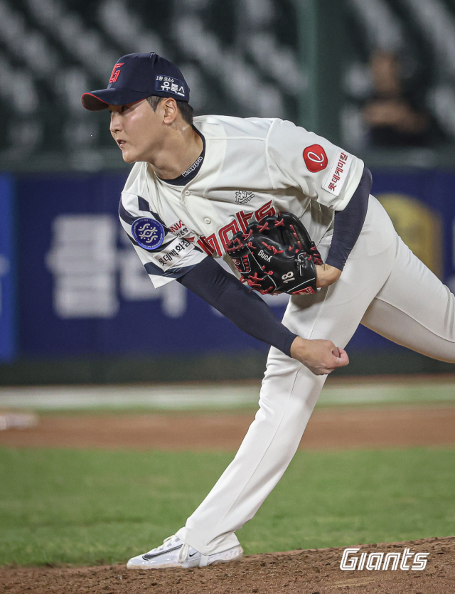 롯데 자이언츠 투수 최준용은 19일 부산 사직구장에서 열린 키움 히어로즈와의 시즌 마지막 경기에서 7회 3-2 상황에 마운드에 올라 키움 이주형에게 1점 동점 홈런을 내줬다. 롯데 자이언츠 제공