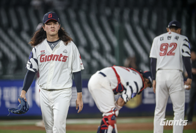 프로야구 롯데 자이언츠는 19일 부산 사직구장에서 열린 키움 히어로즈와의 시즌 마지막 경기에서 3-6으로 역전패 했다. 롯데 투수 김원중은 9회 3-3 동점 상황에 마운드에 올라 3자책점을 기록한 뒤 윤명준으로 교체됐다. 롯데 자이언츠 제공