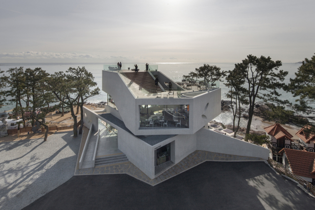 2016년 건립된 부산 기장군 웨이브온 카페. 이뎀건축사사무소 제공