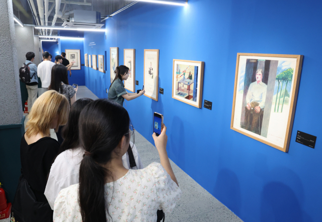 20일 부산 동구문화플랫폼(옛 부산진역 역사)에서 열리고 있는 ‘데이비드 호크니＆브리티시 팝아트’ 특별전에 경성대학교 예술종합대학 학생들이 단체 관람을 하고 있다. 데이비드 호크니의 판화와 세라믹, 멀티미디어 등 다양한 작품과 함께 1960년대 영국 팝아트 문화를 만들어 간 거장 14인의 작품 150여 점이 전시되는 이번 전시회는 오는 11월 26일까지 계속된다. 정대현 기자 jhyun@