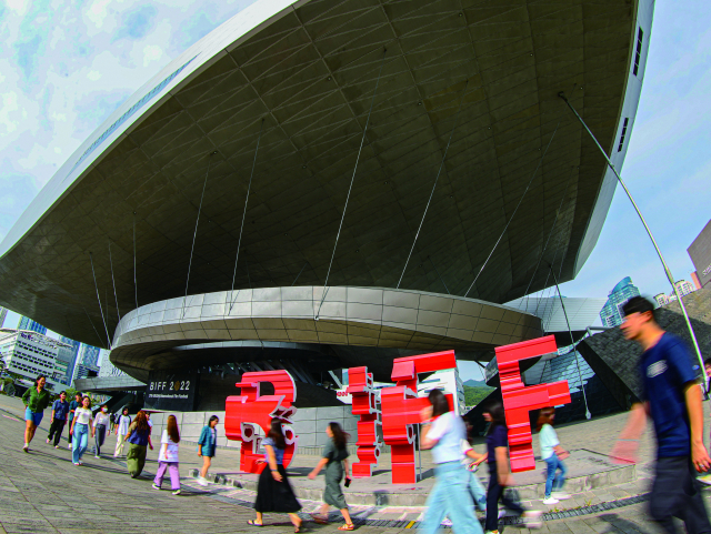 제28회 부산국제영화제(BIFF)가 열리는 해운대구 우동 영화의전당 일대를 지난 19일 BIFF 직원들이 오가고 있다. 올해도 묵묵히 분주하게 움직인 직원들 덕에 전 세계 관객과 영화인이 부산에서 ‘영화의 바다’에 빠질 예정이다. 김종진 기자 kjj1761@