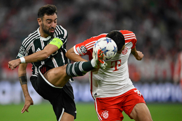 바이에른 뮌헨의 김민재(오른쪽)가 21일(한국시간) 독일 뮌헨의 알리안츠 아레나에서 열린 2023-2024 유럽축구연맹(UEFA) 챔피언스리그(UCL) 조별리그 A조 1차전 맨체스터 유나이티드(맨유)와의 홈경기에서 맨유의 브루노 페르난드스의 공격을 헤더로 차단하고 있다. AFP연합뉴스