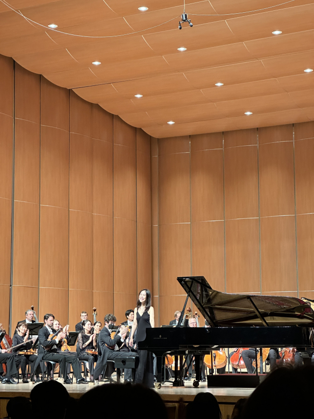 지난 19일 부산시민회관에서 개관 50주년 기념 음악회로 열린 ‘도이치방송오케스트라with손열음’ 커튼콜 모습. 김은영 선임기자