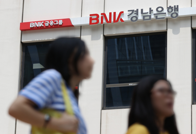 BNK금융그룹은 BNK경남은행 부동산 프로젝트파이낸싱(PF) 직원의 순 횡령액이 595억 원이라고 21일 밝혔다. 시내 한 BNK경남은행 지점의 모습. 연합뉴스