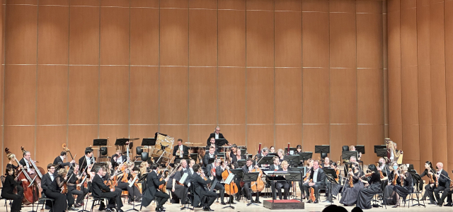 지난 19일 부산시민회관 개관 50주년 기념 음악회에 출연한 도이치방송오케스트라가 앙코르를 준비하고 있다. 김은영 선임기자