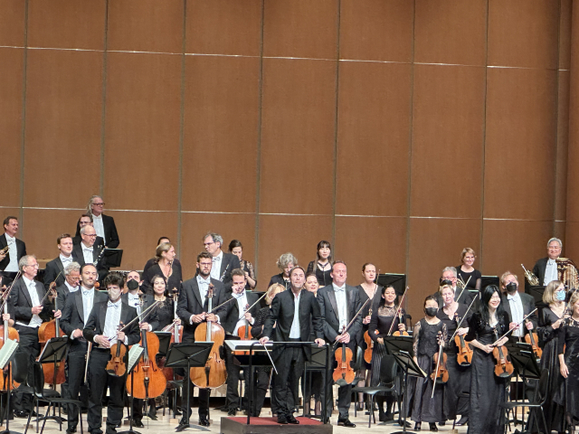 지난 19일 부산시민회관에서 열린 개관 50주년 기념 ‘도이치방송오케스트라with손열음’ 연주가 끝나고 피에타리 잉키넨 지휘자가 관객 박수에 화답하고 있다. 김은영 선임기자