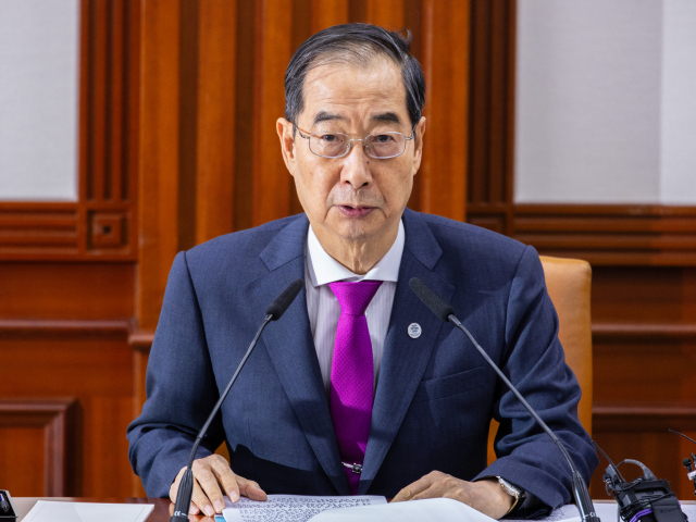 한덕수 국무총리가 21일 오후 서울 종로구 정부서울청사에서 열린 국정 현안 관계 장관회의에 참석해 의제를 설명하고 있다. 연합뉴스