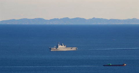 부산에서 바라본 대마도가 한국 해군의 마라도함 뒤로 선명한 모습을 드러내고 있다. 정종회 기자 jjh@