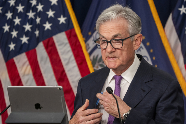 제롬 파월 미 연방준비제도(Fed·연준) 의장이 20일(현지시간) 연방공개시장위원회(FOMC)를 마친 뒤 워싱턴DC 연방준비은행에서 기자회견하고 있다. FOMC는 이날 기준금리를 5.25∼5.50%로 동결했으나 파월 의장은 기자회견에서 필요한 경우 추가로 금리를 올릴 수 있다는 기존 입장을 재확인했다. 연합뉴스