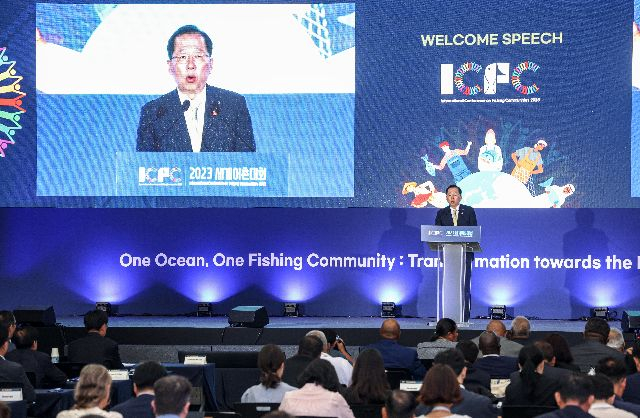 지난 20일 부산항국제전시컨벤션센터에서 열린 2023 세계어촌대회에 조승환 해수부장관이 환영사를 하고 있다. 김종진 기자 kjj1761@