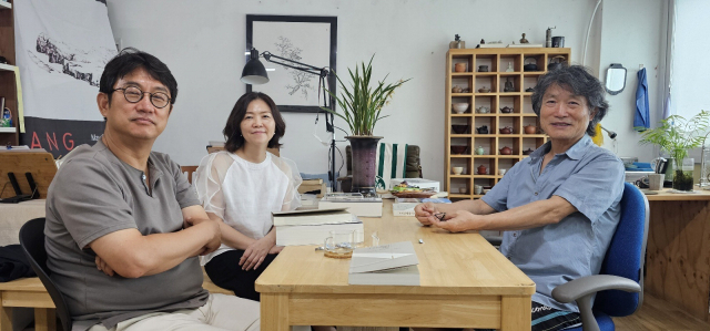 창작과 비평 연구소 창고(創庫)에서. 남영희 제공