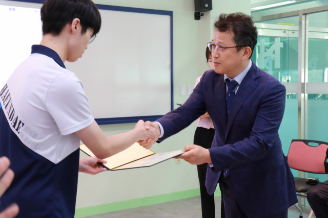 부산 해운대고 총동창회 장학재단이 초록우산과 <부산일보>의 교육격차 해소를 위한 모교 지원 프로젝트 ‘고맙습니다, 선배님!’ 캠페인의 6번째 주자로 나섰다. 장학재단은 지난 7일 모교에 1500만 원을 기부했다. 초록우산 제공