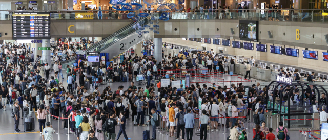 지난여름 휴가철 김해국제공항 출국장. 부산일보DB