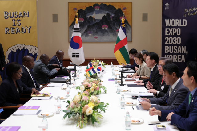 제78차 유엔총회 참석차 미국을 방문한 윤석열 대통령이 20일(현지 시간) 뉴욕에서 포스탱 아르샹제 투아데라 중앙아프리카공화국 대통령과 정상회담을 하고 있다. 연합뉴스