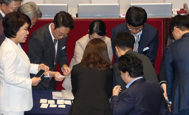 국회 의원과 직원들이 21일 국회 본회의에서 더불어민주당 이재명 대표 체포동의안 표결을 개표하고 있다. 연합뉴스