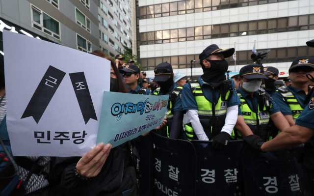 더불어민주당 이재명 대표 체포동의안이 가결된 21일 오후 서울 영등포구 더불어민주당사 앞에서 이 대표 지지자들이 항의하고 있다. 연합뉴스